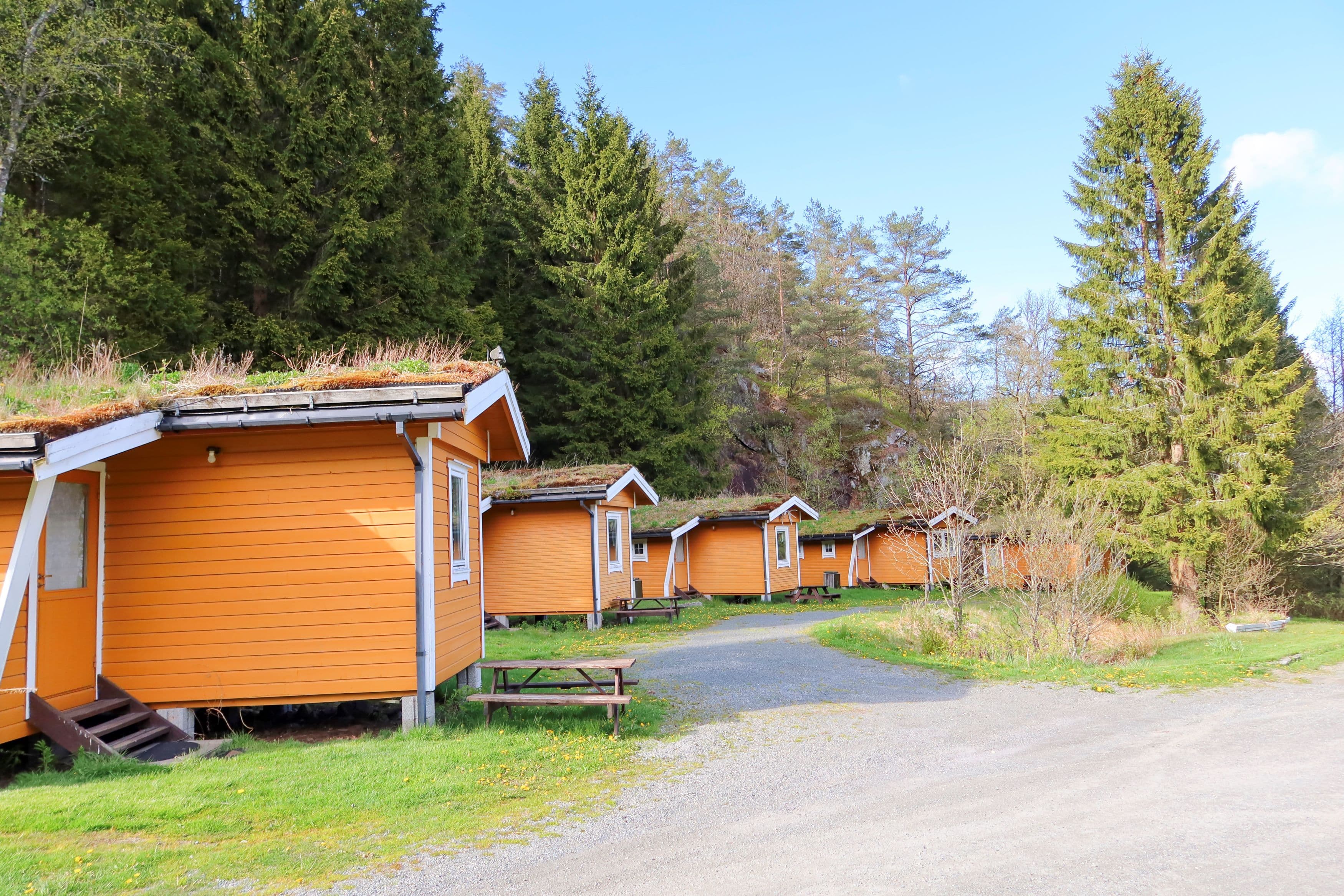 Fosseland Gjestegård - 5 campinghytter med eget bad, minikjøkken og 4 køyesenger