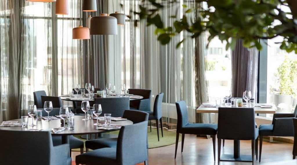 restaurant-brasserie-x-dining-round-tables-quality-hotel-expo