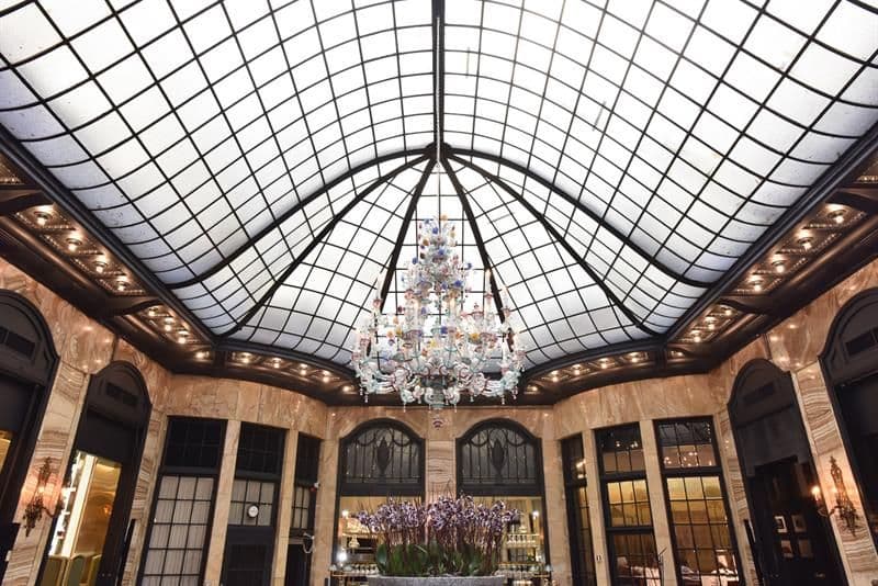 Palmen restaurant glass ceiling and chandelier